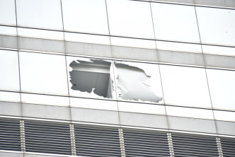 吊船撞毀的玻璃幕牆。