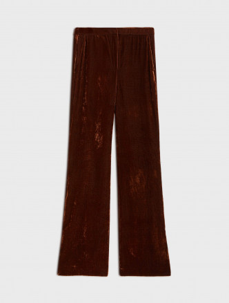 以絲絨製作的孖襟西裝褸/$3,980及闊腳長褲/$2,280，為簡約設計添上貴氣。（iBLUES）