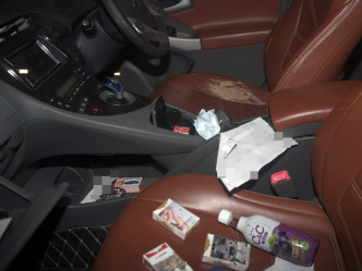 警方截查可疑私家車， 搜出可卡因。