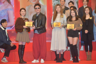 波波（右）因台庆的造型，获颁「最有话题衣着艺人奖」。