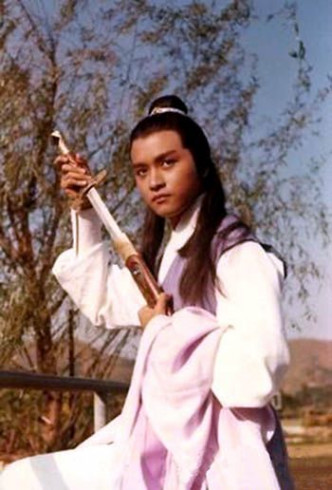 张国荣于1978年首度担正丽的(亚视前身)剧集《浣花洗剑录》男一，未红经已相当靓仔。