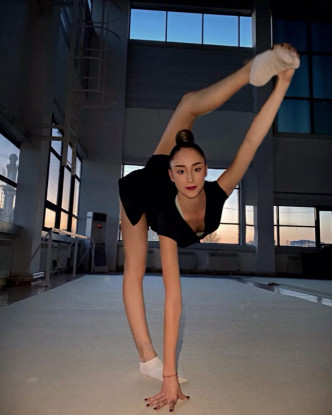 Alina成日喺IG晒相，展示身体柔软度。