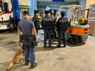 警方及警犬隊連日在機場貨運區一帶突擊罪惡。圖:警方提供