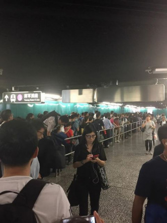 港鐵鰂魚涌站同樣擠滿人。網上圖片