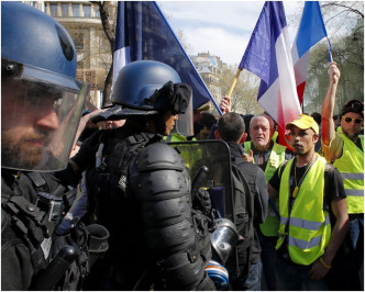 军警在巴黎严密戒备。AP