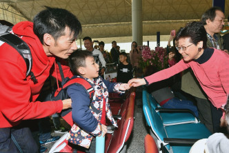 林郑月娥在机场向市民及旅客拜年，并派朱古力及合照。新闻处