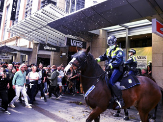 有示威者与骑警对峙。AP图