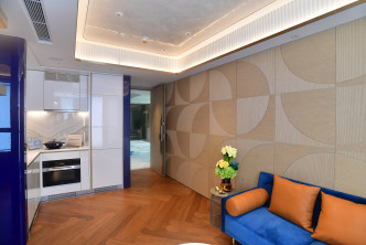 客飯廳以藍色及橙色做主調，整體感覺和諧。