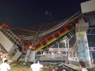 墨西哥城高架桥坍塌，列车堕地断成两截。网上图片
