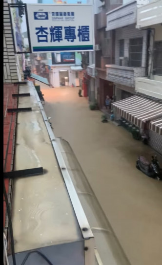 小琉球街道变河流被泥水淹没。中时
