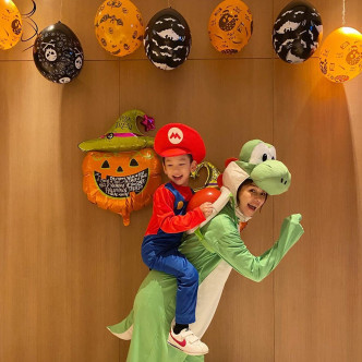 徐若瑄与囝囝扮成Mario及Yoshi。