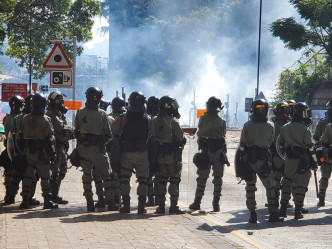 警方施放催泪弹驱散示威者。