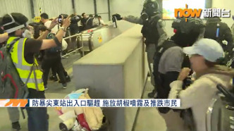 婦人曾上前阻攔警員被推開。NOW新聞截圖