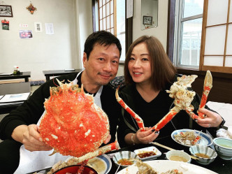 黎氏夫婦都好鍾意食蟹。