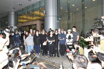 何鴻燊四房共24名家屬齊集醫院門外，向傳媒交代賭王逝世。