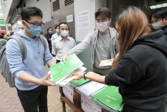 市民昨日領取最《財政預算案》。 資料圖片