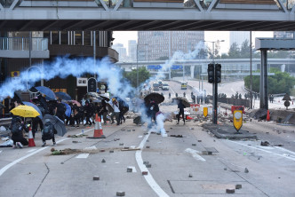 示威者持續與警察爆發衝突。資料圖片