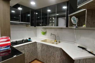 廚房組合廚櫃配合間隔使用轉角設計， 省位實用。
