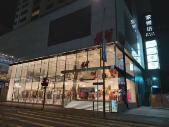 环团批评部分签《约章》的商户熄灯率较低，如西洋菜街家乐坊的H&M。