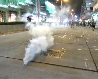 警方在深水埗发射催泪弹驱散示威者。资料图片