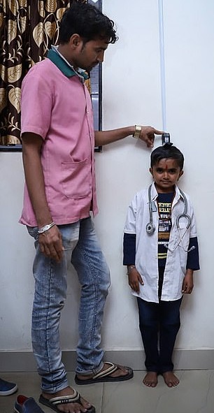 Ganesh Baraiya的身高却犹如小朋友一样，只有91厘米。网图
