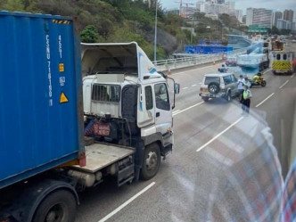 青葵公路出九龙方向近荔景对开4车相撞。图:香港突发事故报料区 Calvin Lo。
