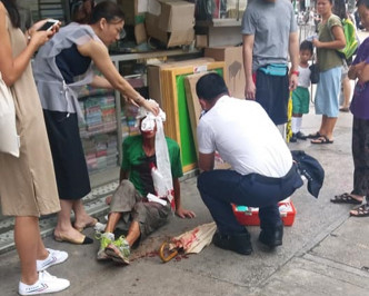 救护员到场为男子包扎后送院。图：网民陈宝宝 香港突发事故报料区
