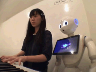太田智美与3部机械人展开同居生活。Tomomi Ota Youtube影片截图