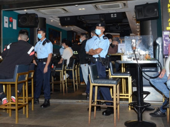 警方於今日晚上巡查中環蘭桂坊一帶酒吧。