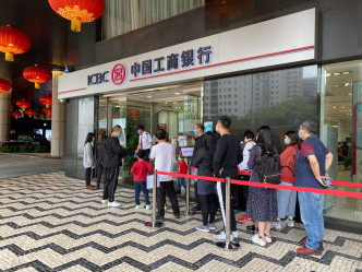 澳門政府要求與患者同日到過中國工商銀行(澳門)置地總行的所有人須進行3天2檢。網上圖片