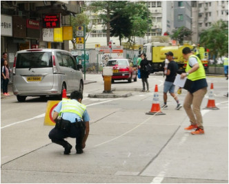 警员在现场重组夺命交通意外过程。林思明摄