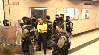 一批防暴警察進入油麻地站戒備。有線新聞截圖