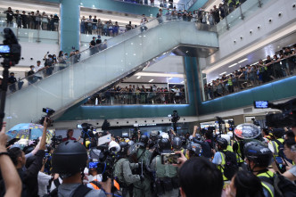 防暴警察与示威者在新城市广场激烈冲突。