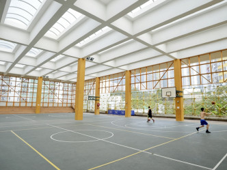 启业邨篮球场。资料图片
