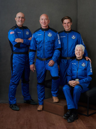 亞馬遜創辦人貝佐斯與3人一起升空。藍色起源（Blue Origin）推特相片