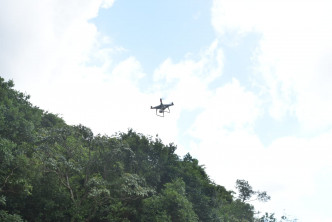 地政總署人員利用無人機製作航空照片地圖
