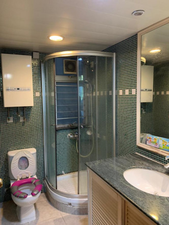 浴室采乾湿分离设计，方便打理及清洁。