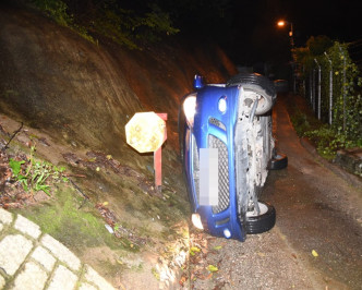 一輛私家車於荔枝角迷路，女司機報警後撞車被困。