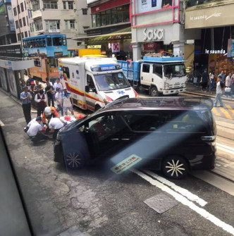 意外后七人车横亘在电车路轨上。图:网民Ka Hong Lam‎香港突发事故报料区