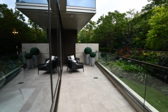 住户可于花园位置摆放户外家具，打造成户外的休息空间。