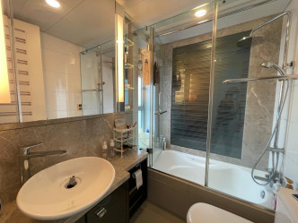 主人房浴室及客厕均采明厕设计，有利通风透气。