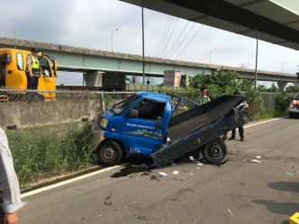 台灣桃園中壢有貨車疑爆胎從5層樓高公路墮地。網上圖片