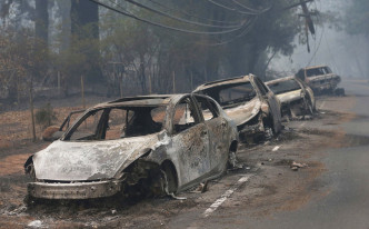 加州多處山火5人困車內燒死。AP