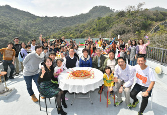 林郑月娥到访「深井光屋」与数十名住户在天台吃开年饭。政府新闻处