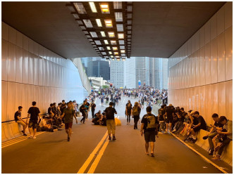 下午5時後，有示威者進駐龍和道隧道。