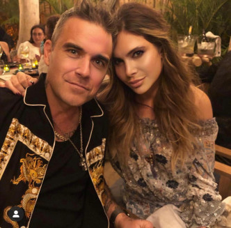 Robbie Williams跟模特兒太太Ayda Field。