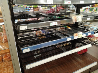 台湾超市的货架被清空。网图