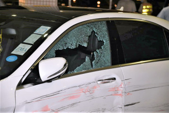 涉事私家车玻璃碎裂。