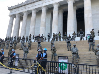 大批国民兵戴著面罩、墨镜站在林肯纪念堂的阶梯上。(网图)