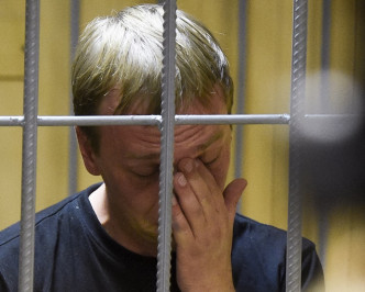 戈卢诺夫被羁留眼泛泪光。AP